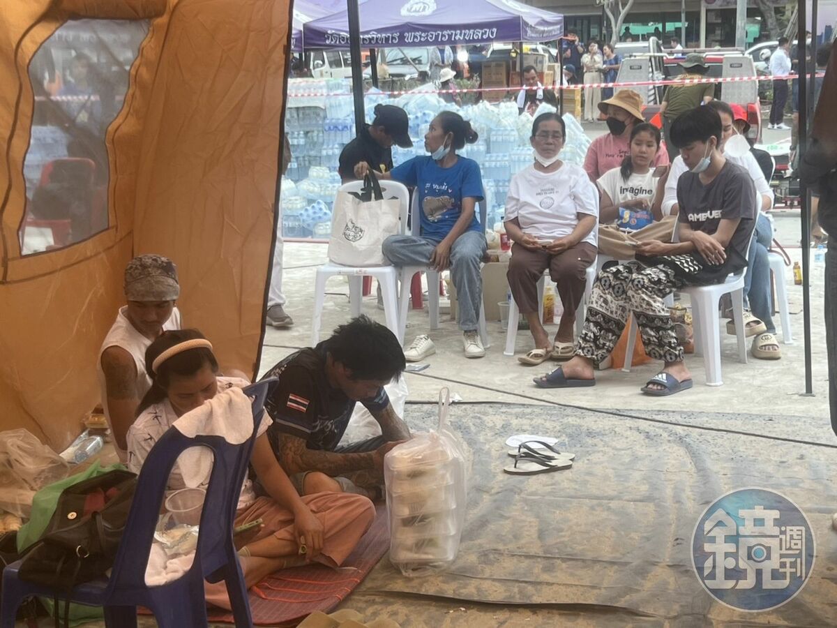 家屬在棚篷內等候親人消息。