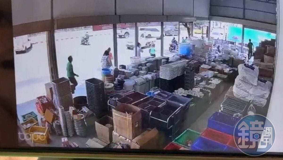 泰國曼谷一棟大樓崩塌，旁邊一家店家的監視器拍下店員跟顧客逃出的慌亂畫面。