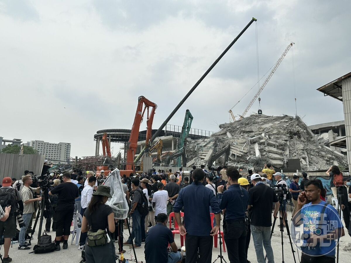 泰國興建中的30層審計大樓應聲倒塌，造成多人死傷及下落不明。