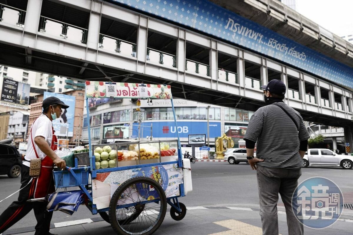 發哥指著曼谷市中心阿索克（Asok）區天橋的一句標語「曼谷是宜居城市」，說：「泰國適合來旅遊、花錢，但不適合來投資買房和生活。」