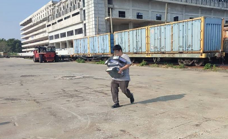 中國籍男子未經許可，私自闖進署辦公大樓廢墟後方，試圖將大量文件搬離現場。 圖：翻攝臉書
