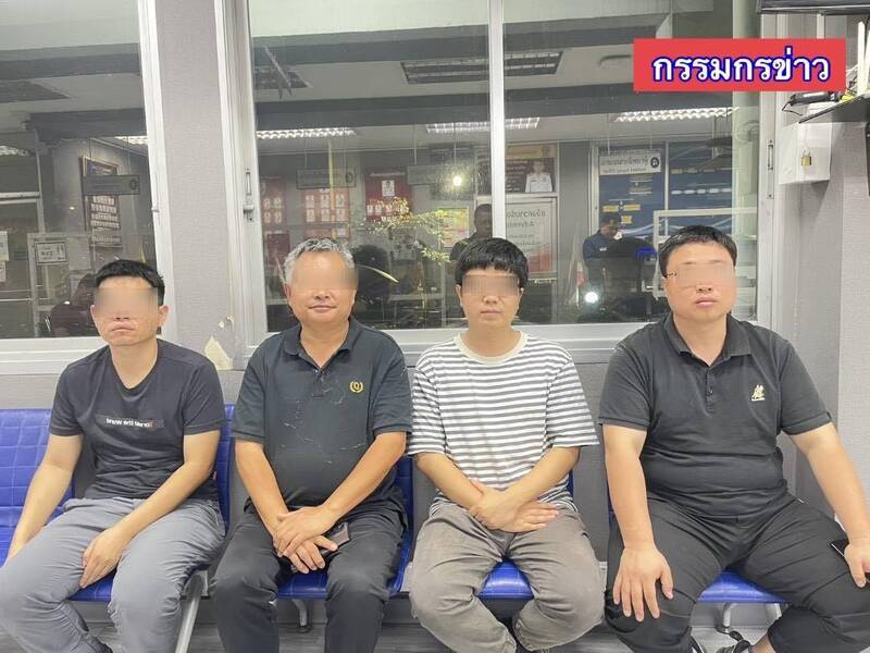 4名中國男子趁亂闖入倒塌大樓後方試圖搬走多達32文件，被警方當場逮捕。 圖：翻攝臉書