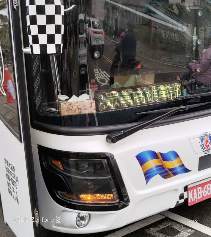 四叉貓發現民眾黨包遊覽車將各地小草運送到現場。 圖：翻攝自四叉貓臉書