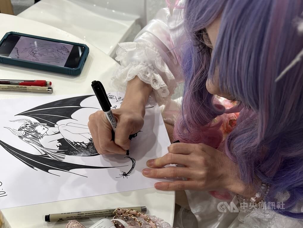 台灣少女漫畫家陳漢玲3月底受邀參加德國萊比錫動漫展，現場以標誌性的角色風格簽繪與讀者互動。 圖：中央社