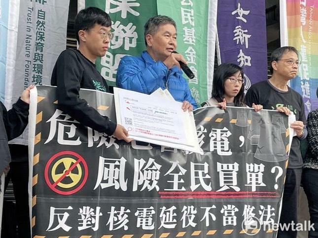 環團再度上街抗議立委要讓核電廠延役，直言讓擁核立委付出政治代價。 圖：金大鈞/攝