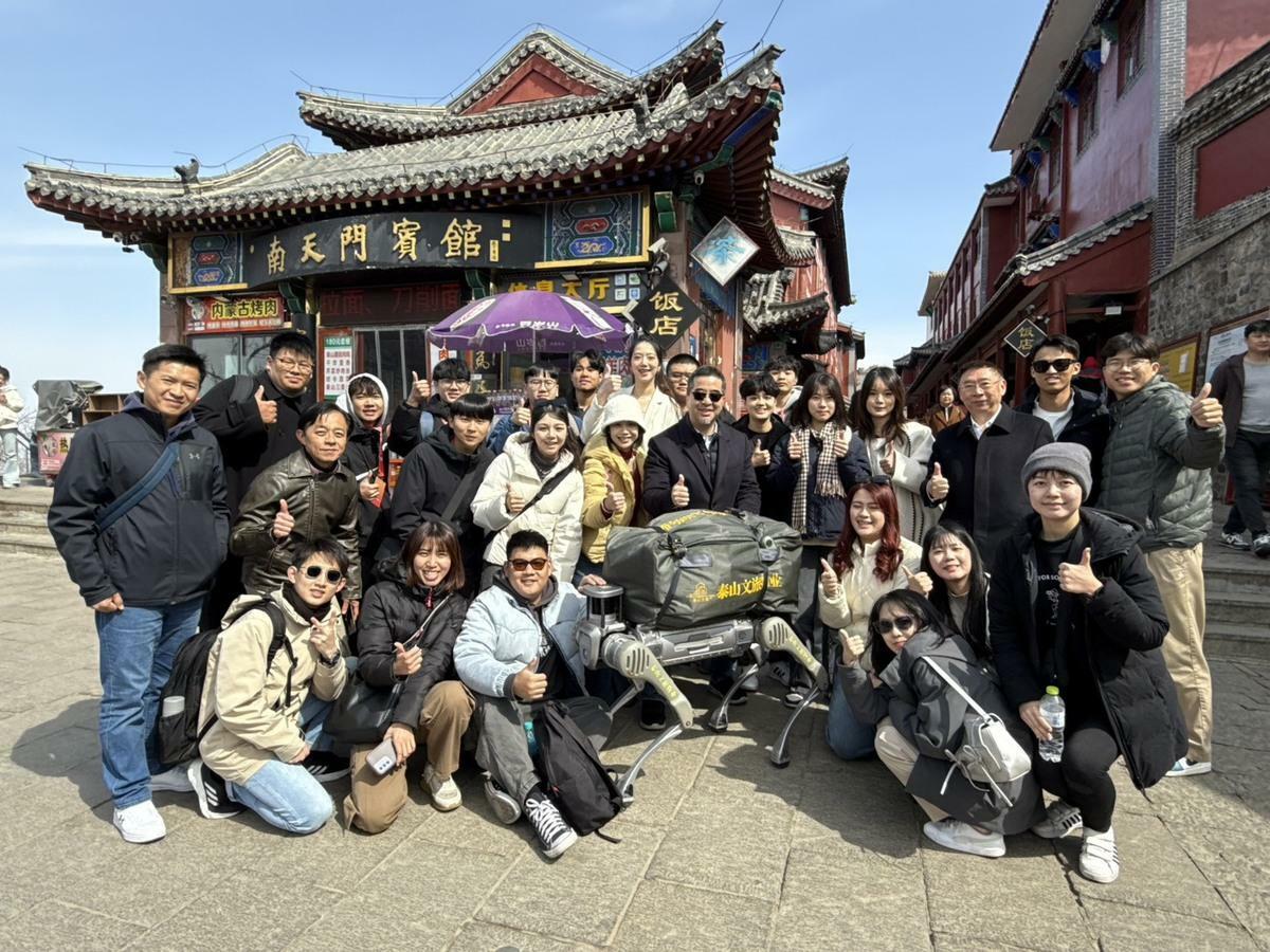 馬英九基金會執行長蕭旭岑與「大九學堂」赴中國泰山。 圖：馬英九基金會/提供