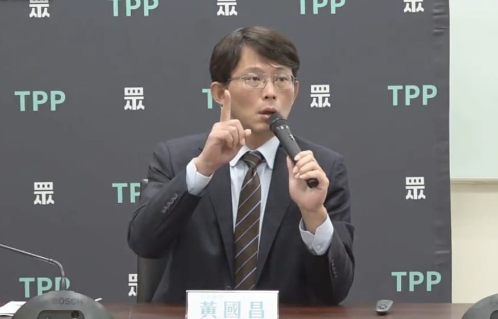 黃國昌砲轟民進黨政府現在為了逃避監督、為了遮醜，就算不是列國家機密的文件，說不給就不給。 圖：翻攝民眾黨YT直播