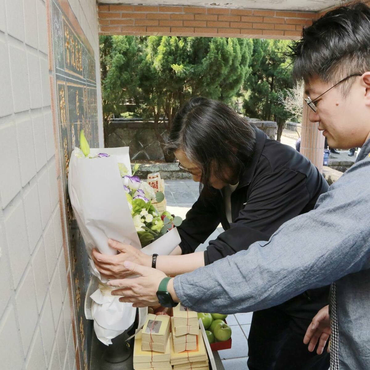 前總統蔡英文今（31日）在臉書發文透露，今年清明節前夕，她再次來到八里山上，和史明歐吉桑說說話。 圖：擷自蔡英文臉書粉專