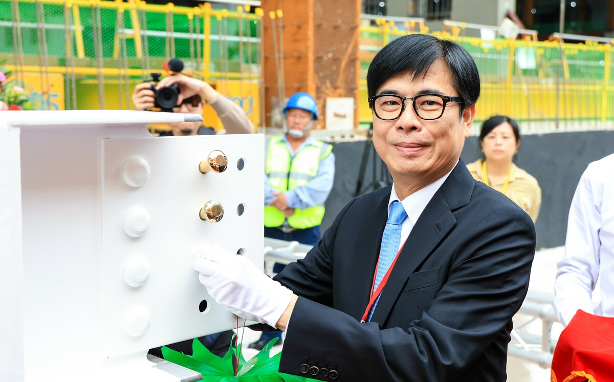 陳其邁為鋼樑鎖上金螺栓。 圖：高雄市政府/提供