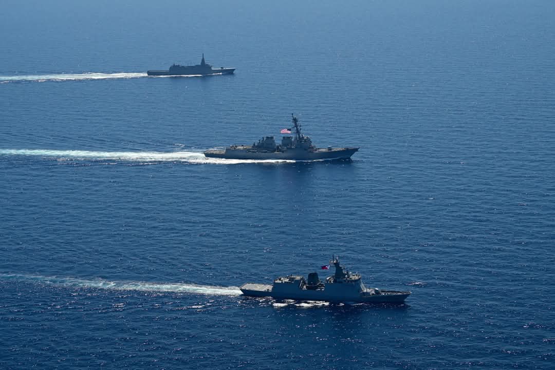 菲律賓海軍、美國海軍與日本海上自衛隊進行海上巡邏。 圖：截自「x」@MonteroMax