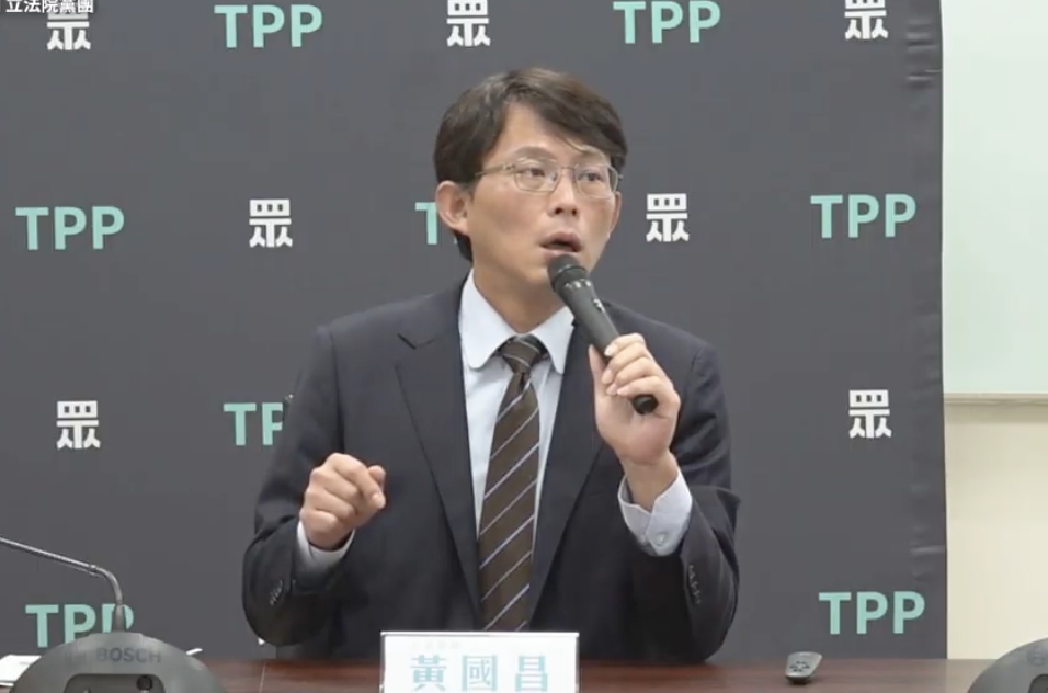 黃國昌批洪申翰不去追回許銘春濫用就安基金的錢，反而在民進黨的場子哭窮、抹黑在野黨，「會不會太離譜」？ 圖：林昀真/翻攝