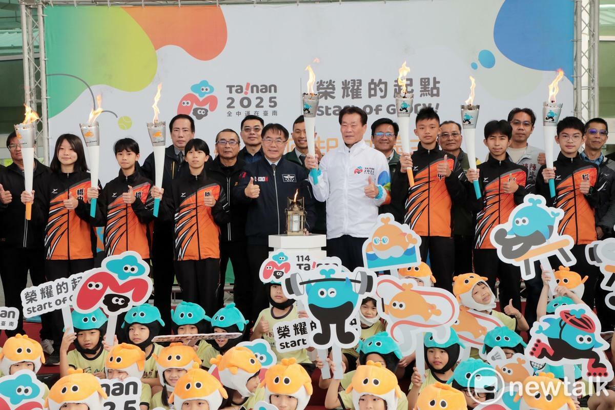 114年全中運聖火3月22日在安平億載金城點燃後，3月24日聖火跨海傳遞至澎湖、金門、連江等地，今日再度回到臺南。臺南市政府上午於永華市政中心隆重舉行「114年全中運聖火本島傳遞起跑儀式」。 圖：黃博郎／攝