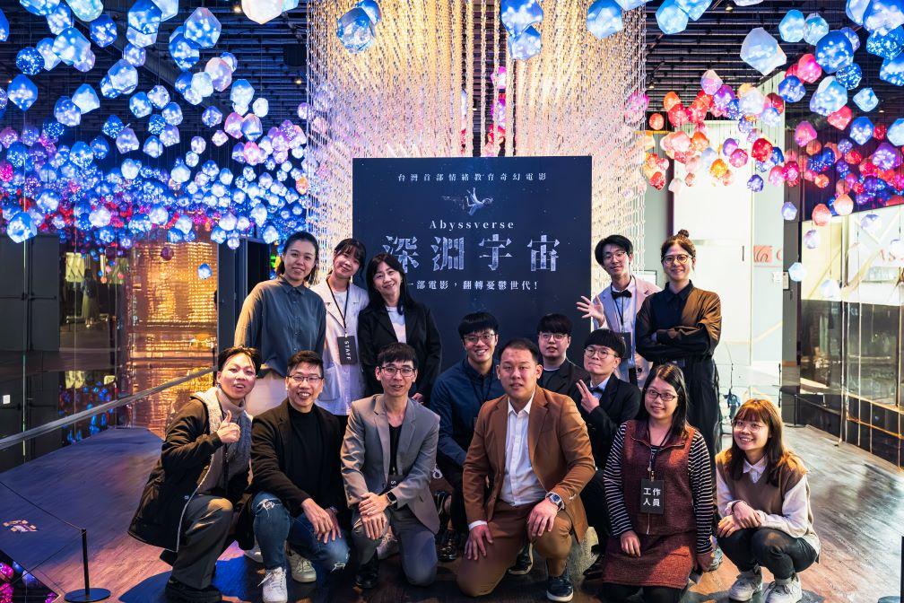 主創團隊於映前進行合照並祝禱首映會成功。 圖：台灣活出新人啟發行動協會/提供