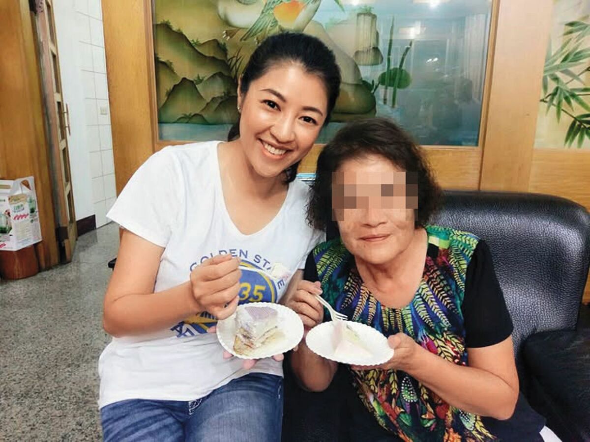 南投縣長許淑華（左）的母親（右）遭控打著女兒名號，賴債上千萬元。 圖：翻攝許淑華臉書