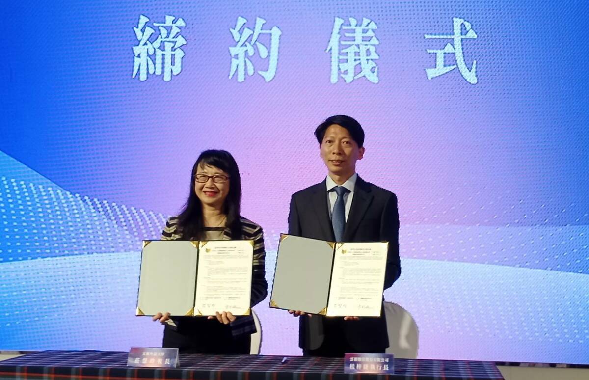 莊慧玲(左)與桂梓捷(右)代表雙方簽署產學合作備忘錄。 圖：孫家銘攝