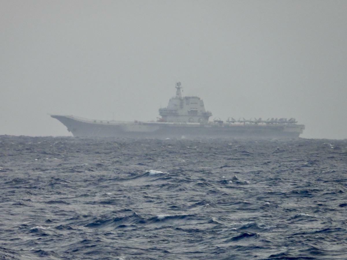 中國解放軍1日展開大規模圍台聯合演訓，並將山東號航艦編隊派遣至台灣東南海域，模擬執行對台灣東部地區軍事基地進行打擊。圖為我國田單軍艦監控共艦山東艦畫面。 圖：國防部/提供