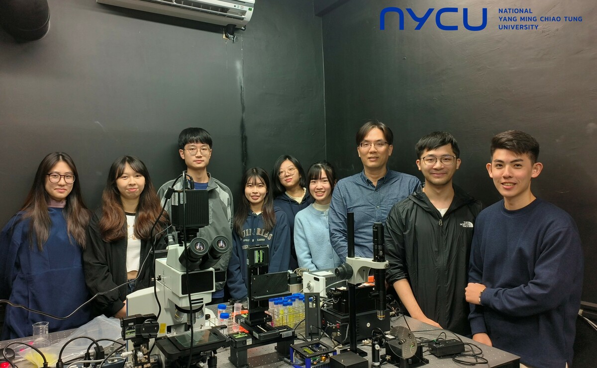 國立陽明交通大學生物醫學工程學系劉承揚教授(圖中右三者)團隊與研究成果合照。 圖: 國研院/提供