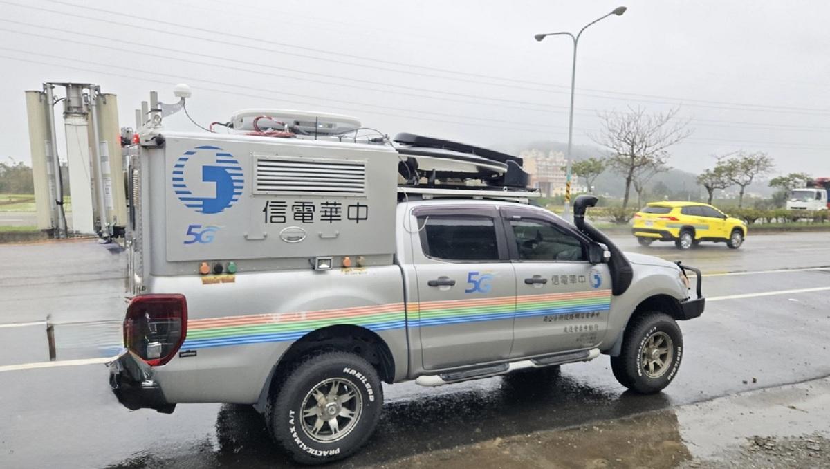 中華電信新首度啟用OneWeb行動車與媽祖鑾轎同行，確保直播穩定順暢。 圖: 中華電/提供