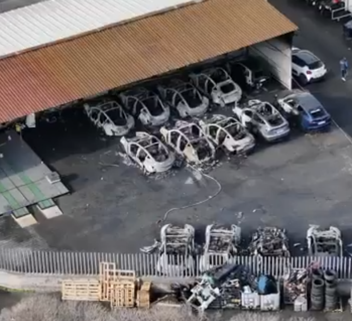 在義大利首都羅馬，有人對一家特斯拉經銷店縱火，導致 17 輛汽車被焚毀。 圖：翻攝自 NEXTA X 帳號