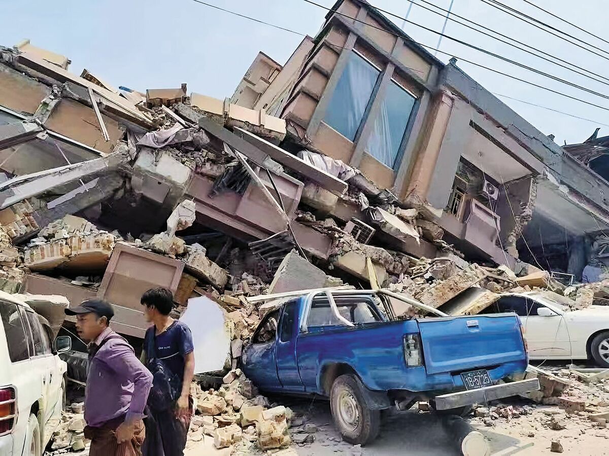 專家指出，撼動緬甸的強震猶如「劃過地球的巨大刀痕」。圖為緬甸曼德勒的一處災區，樓房與地面盡毀。 圖：緬甸台商提供