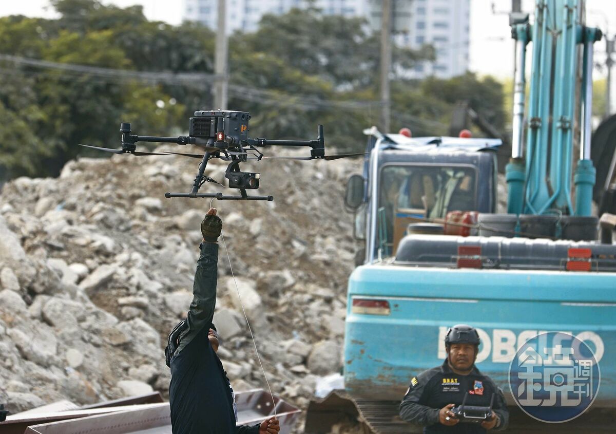 泰國政府出動空拍機，尋找瓦礫堆中可能的生還者。 圖：鏡傳媒
