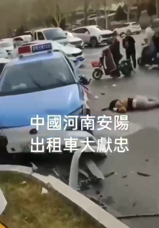 1 輛位於河南省安陽市鬧市區的出租車，突然衝撞行人和車輛。網傳沿路撞 3 公里，造成多人當場死亡。 圖：翻攝自悉尼閑人 X 帳號