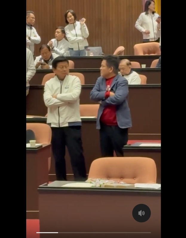 立法院內政委員會審查《選罷法》修法，傅崐萁與莊瑞雄因議事衝突發生肢體碰撞。 圖：截取自「Threads」linchuyin1010影片