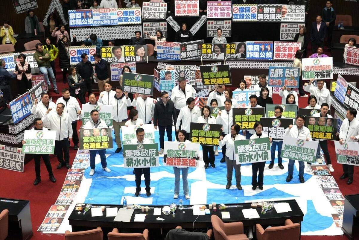 民進黨立法委員林楚茵以「國民黨立委通通黏上『罷』字」為喻，稱這些「髒東西」已牢牢黏在「罷免板」上，呼籲民眾「趕快出來倒垃圾」。 圖：翻攝「Threads」linchuyin1010