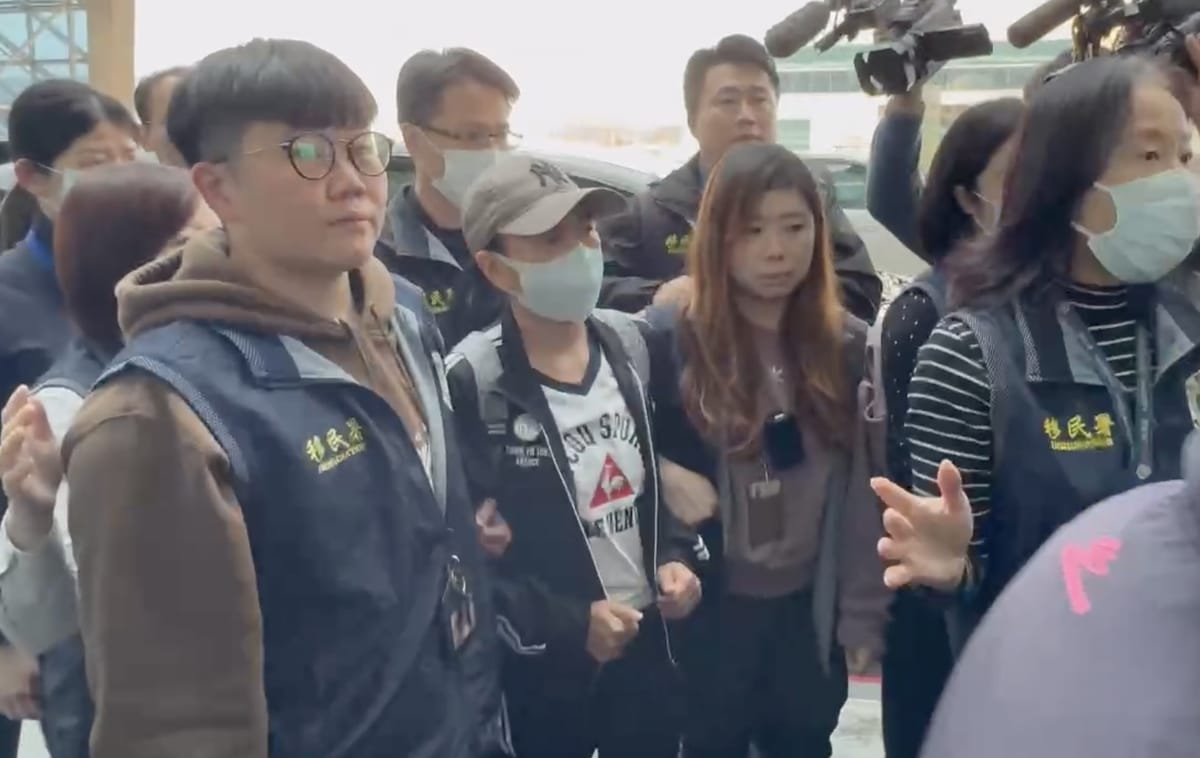 移民署人員遣送中配「小微」從桃園機場搭機離境。 圖：林昀真/翻攝