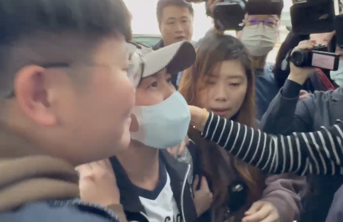 面對大批媒體拍攝，小微高喊「台灣當局因為我愛家愛國，把我強制驅離」、「我愛家愛國，我有錯嗎？」 圖：林昀真/翻攝