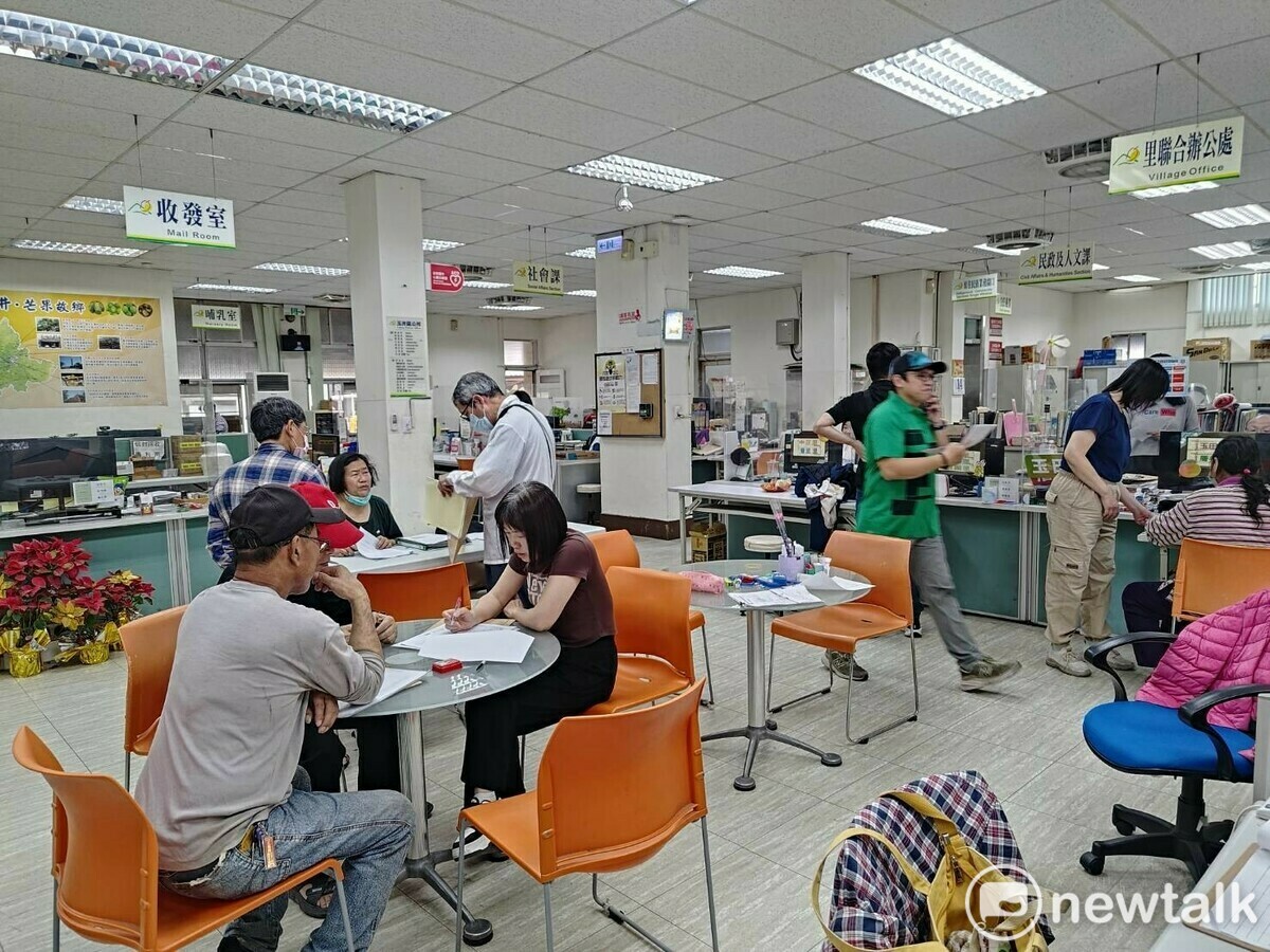 0121地震重創臺南，房屋損壞情形嚴重，台南市政府表示，市府共受理並完成4,122 件緊急評估案件，其中，紅單500 件，黃單1,560 件，扣除不申請案件76件，已完成現勘評估1,984件，今(1)日已全部寄送損壞評估報告。 圖：台南市政府提供