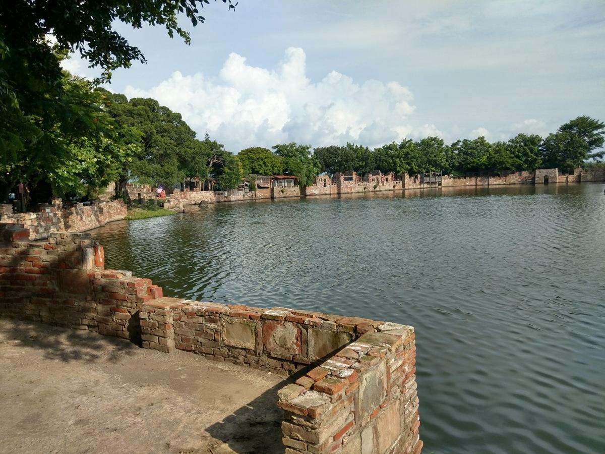 「老塘湖藝術村」是匡乙慢慢蒐集可用的舊建材，一磚一瓦建造出，整個中國傳統老宅外觀，磚瓦已經有點斑駁，連門框也都顏色掉漆，很有復古的氣氛，充滿中國傳統建築及江南風情。 圖：老塘湖藝術村提供