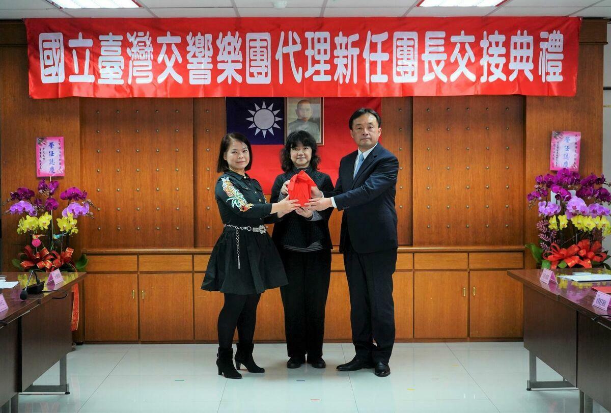 國立台灣交響樂團代理團長林麗如（左）與新任團長歐陽慧剛（右）交接印信，由文化部政務次長李靜慧（中）監交。 圖：文化部提供