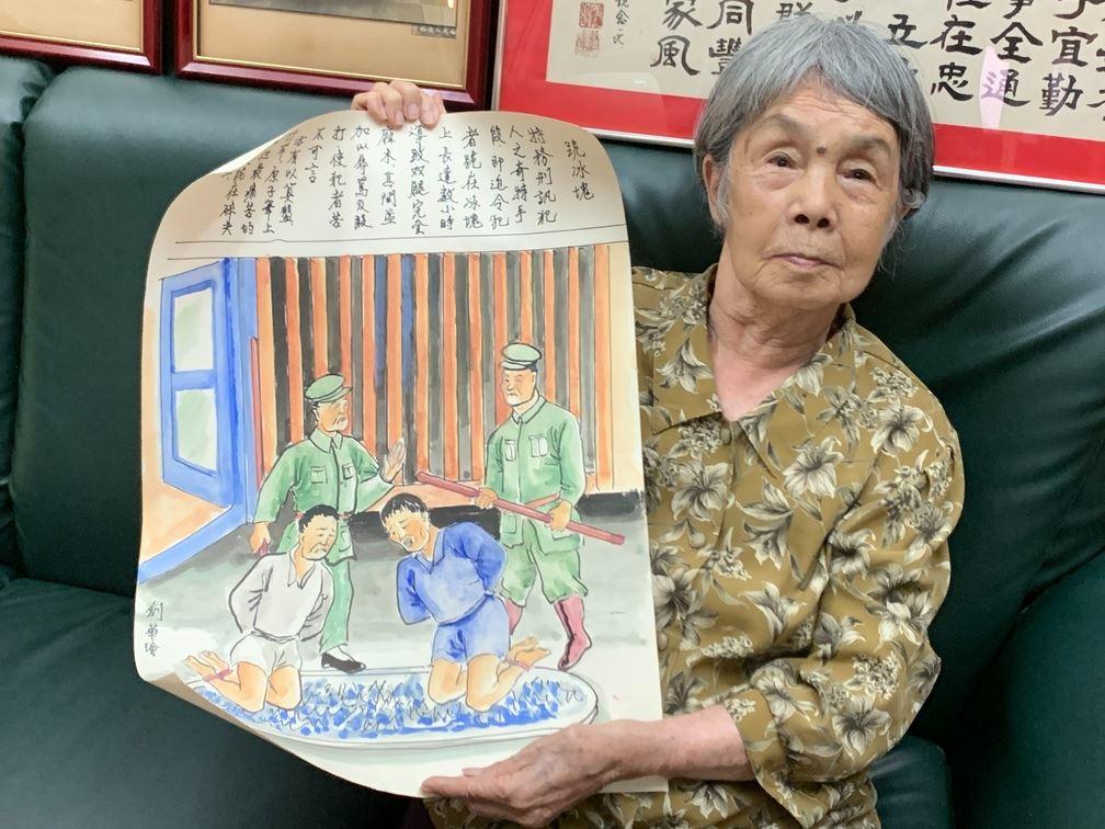歐陽慧剛的母親、政治受難者張常美。（圖為張常美與歐陽劍華畫作〈跪冰塊〉合影） 圖：取自國家人權博物館官網