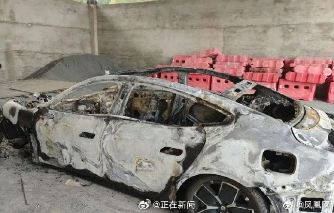 小米電動車撞車起火釀3死。 圖：翻攝微博