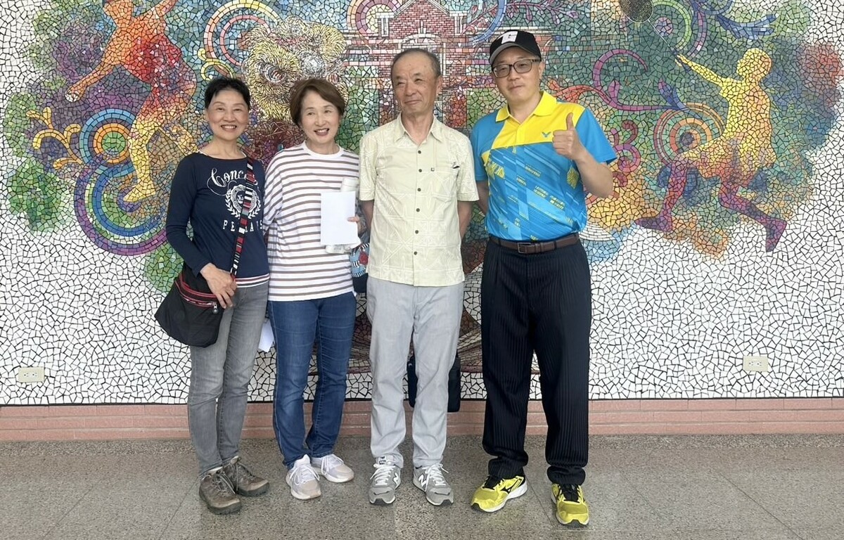 河口哲雄(右二)與家人來到鼓山國小，受到校長丁崇寶(右一)與親師生熱情接待。 圖：高雄市教育局/提供