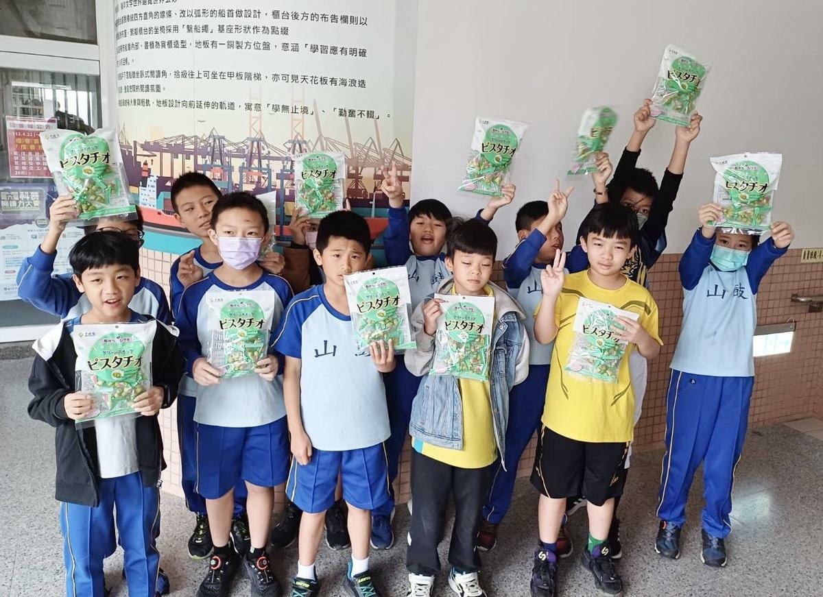 鼓山國小學生收到河口哲雄遠從日本來的小點心，提前歡度兒童節。 圖：高雄市教育局/提供