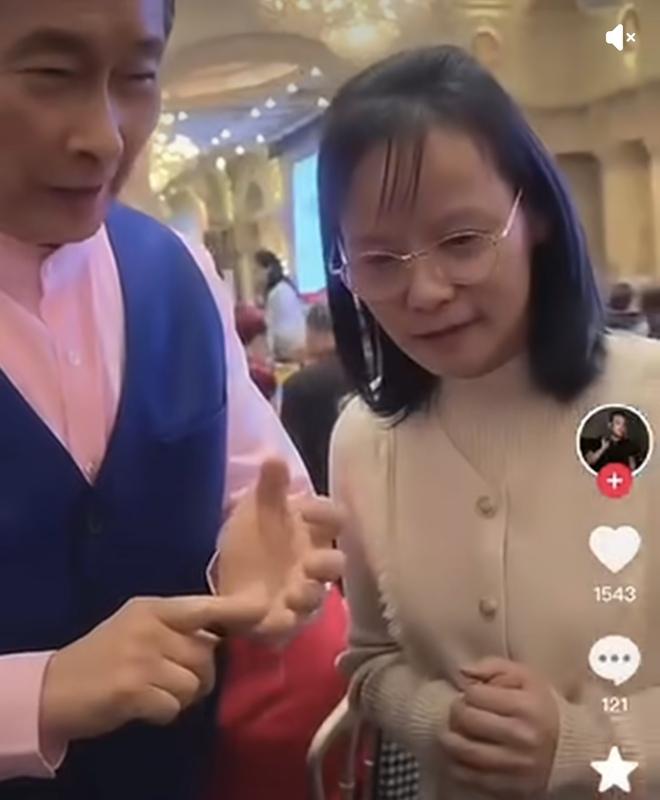 竹聯幫白狼張安樂與北一女教師區桂芝在眷村活動場合互動熱絡。 圖：翻攝畫面
