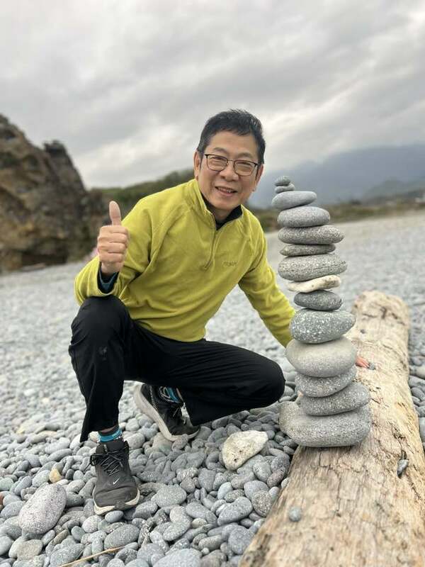 曾是馬政府時期政務官、在七海寓所擔任特勤憲兵的台東大學特教系教授曾世杰表示，自己曾是愛國愛黨的一員，親眼見證國民黨「由藍轉紅」，他的信念已從「反共，不反藍」變成「反共，必先反藍」，呼籲他的學生們「給我一個退休禮物」去連署二階罷免。 圖：取自曾世杰臉書（資料照）