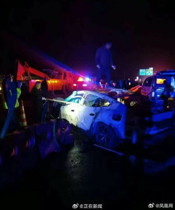 小米電動車撞車起火釀3死。 圖：翻攝微博