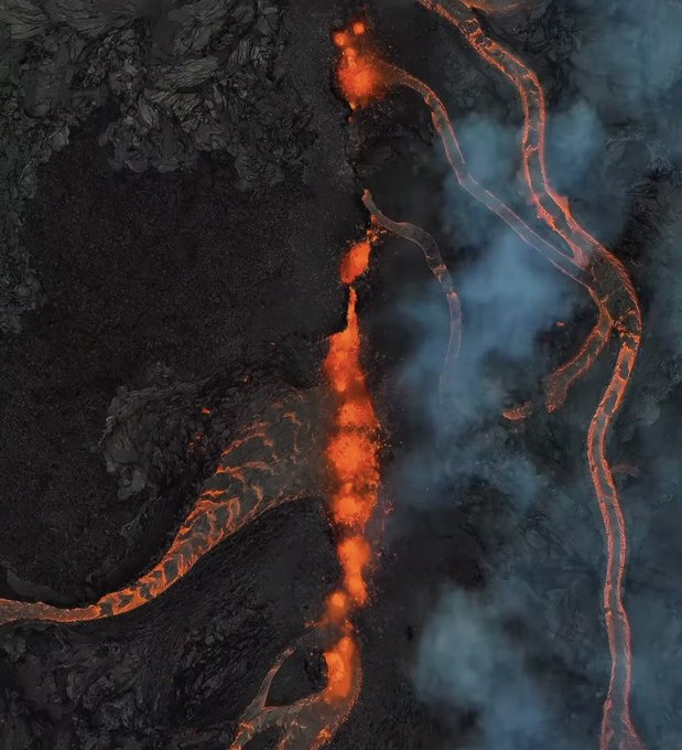 當地時間 1 日上午，位於冰島西南部的火山突然噴發，許多居住在當地的居民以及前往知名觀光景點藍潟湖溫泉旅遊的旅客被迫撤離。 圖：翻攝自 @blondievipRE X 帳號