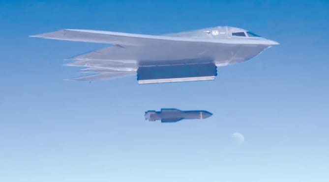 B-2隱形戰略轟炸機空投GBU-57鑽地彈。 圖 : 翻攝自新華網
