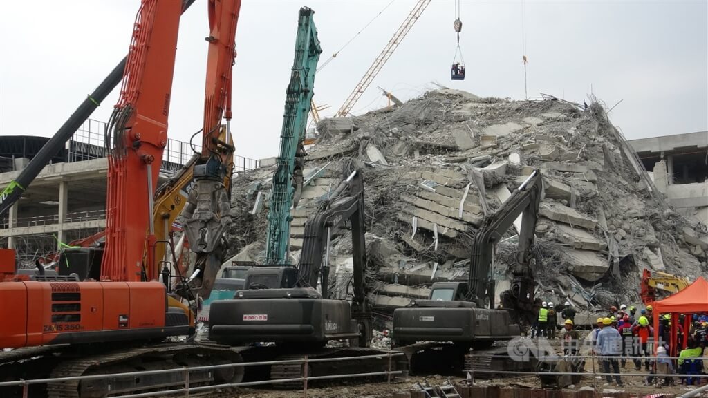 曼谷一棟興建中的大樓受緬甸地震影響倒塌，救援人員表示，瓦礫堆偵測到70多個人體影像。 圖：中央社檔案照片
