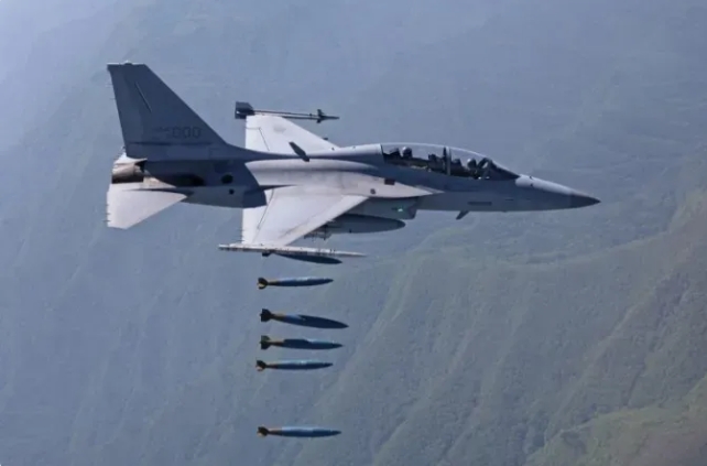 FA-50進行投彈任務。 圖 : 翻攝自南海的波濤