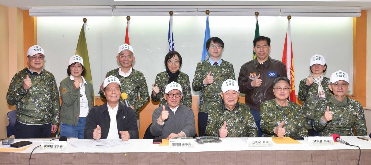 大罷免席捲全台，過往被視為國民黨鐵票的退役軍人，似乎也因國民黨親共行徑開始「生鏽」，紛紛站出來力挺大罷免。前聯電董事長曹興誠昨（1）日與數位國軍退役將領共同召開記者會支持大罷免。 圖：曹興誠辦公室提供