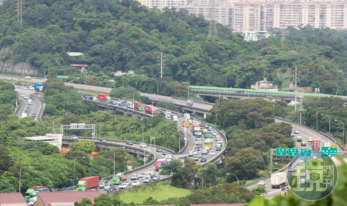 清明首日比春節更塞！高公局也曝光了國道10大地雷路段。而今日國道有3大易塞路段，晚間車流最擁擠。（本刊資料照）