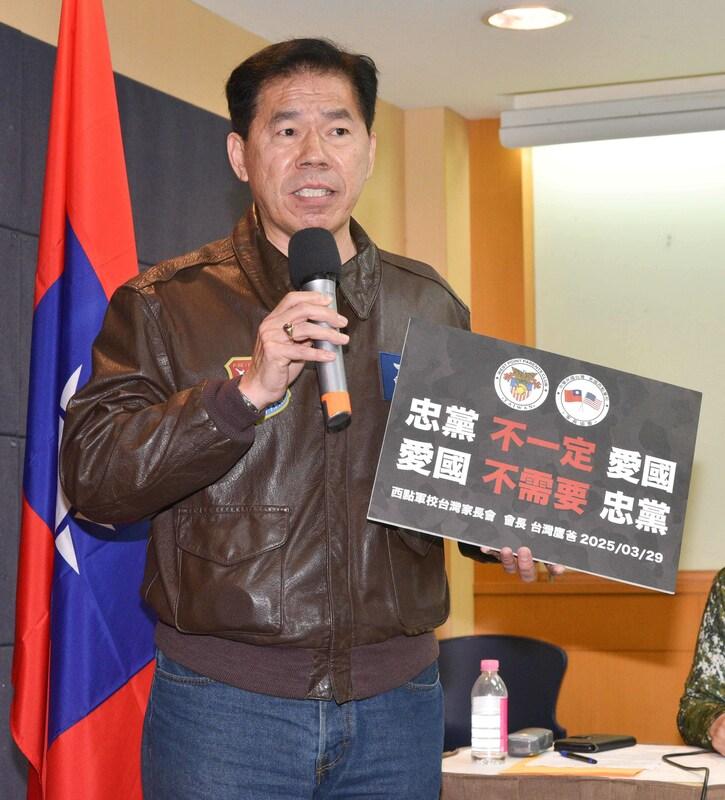 「台灣鷹爸」徐柏岳因站出來支持大罷免，遭到校友踢出空軍官校群組。 圖：曹興誠辦公室提供