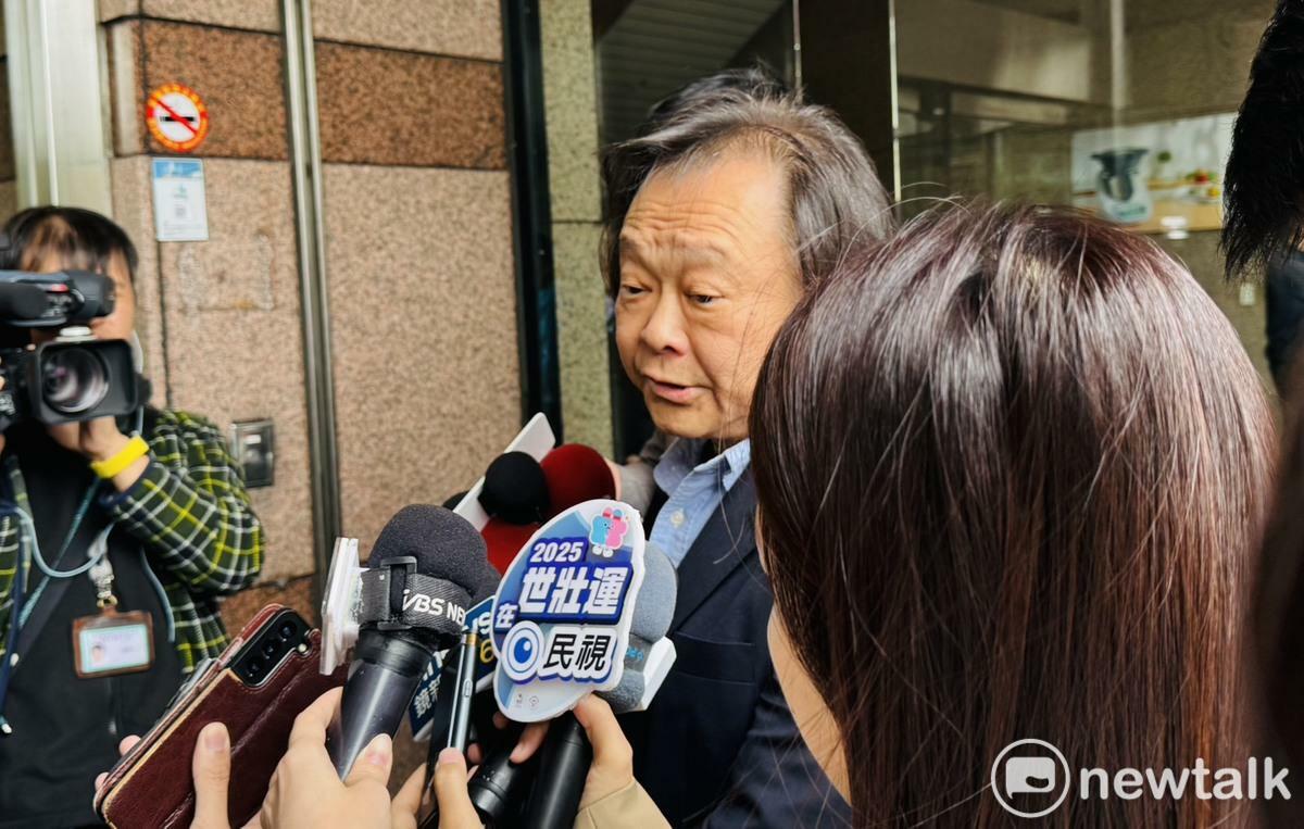 參與中常會的民進黨立委王世堅今（2日）在民進黨大樓下受訪時表示，一定要增加人力物力查察，因為匪諜就在你身邊。 圖：謝莉慧/攝