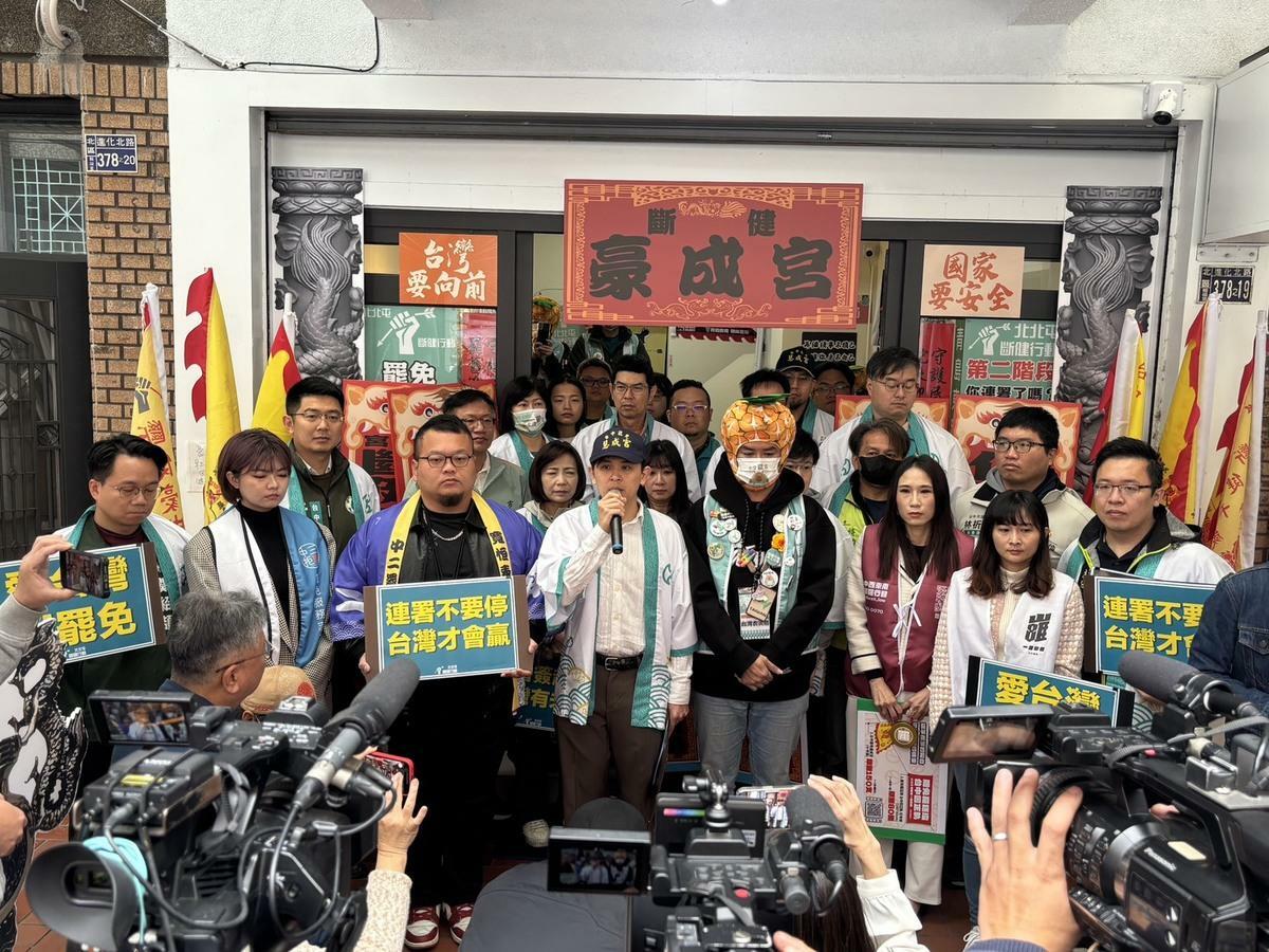 六個罷團大集合，在北區「豪成宮」聯合舉辦記者會，希望能再衝一波。 圖：罷免團體/提供