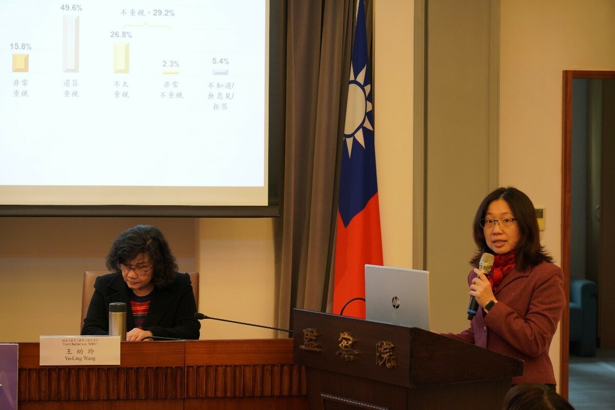 國家人權委員會鄒筱涵執行秘書說明113年國民人權意識民意調查結果。 圖：國家人權委員會提供